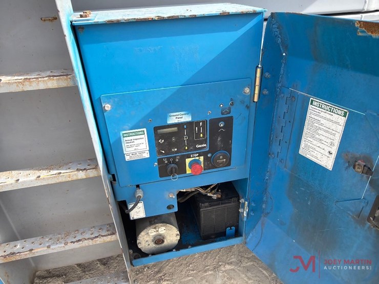 2013-genie-gs-4390-rough-terrain-scissor-lift-image-11