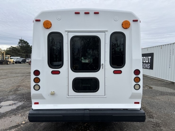 2014-chevrolet-express-paratransit-bus-image-5