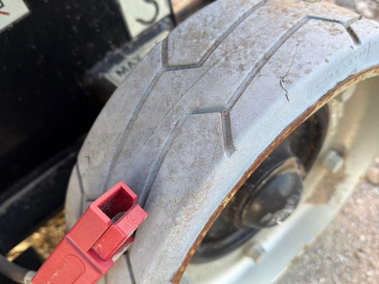 2010-jlg-1930es-image-7