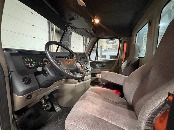 2020-freightliner-cascadia-125-image-4