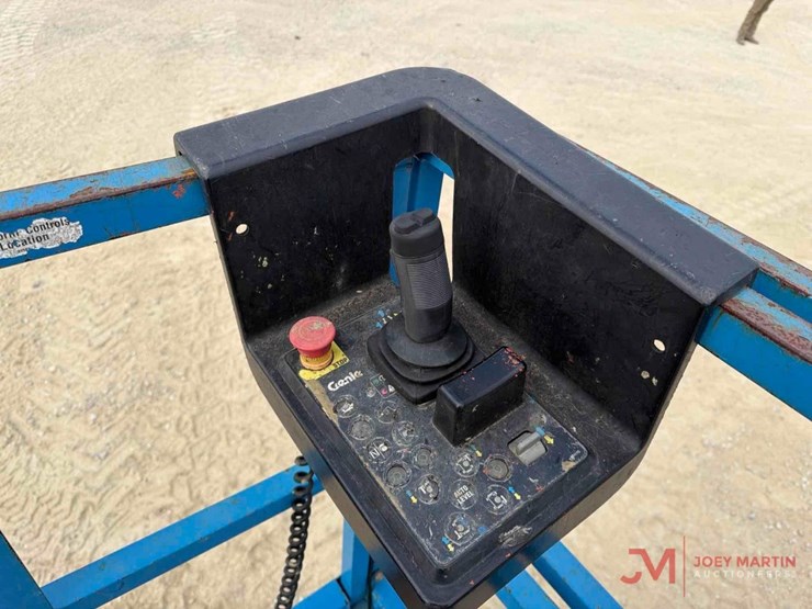 2016-genie-gs-3384-rough-terrain-scissor-lift-image-22