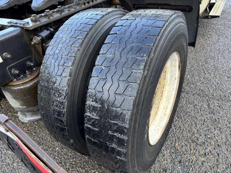 freightliner-s/a-truck-tractor-image-11