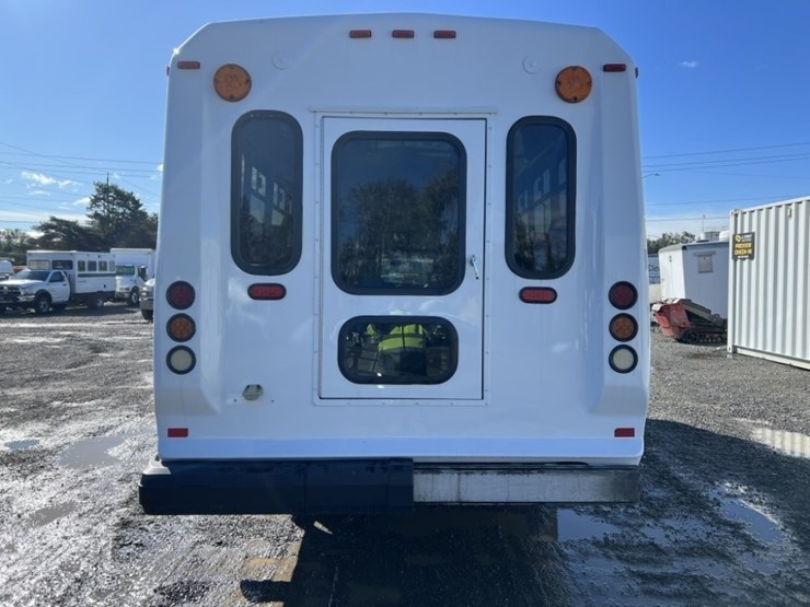 2014-chevrolet-express-paratransit-bus-image-5