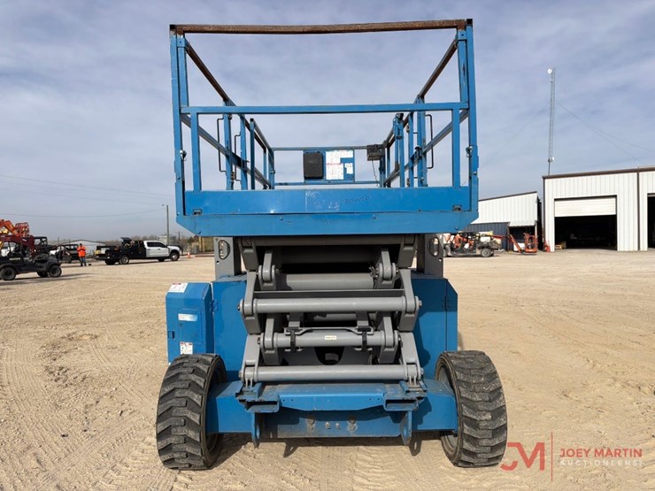 2013-genie-gs-4390-rough-terrain-scissor-lift-image-4