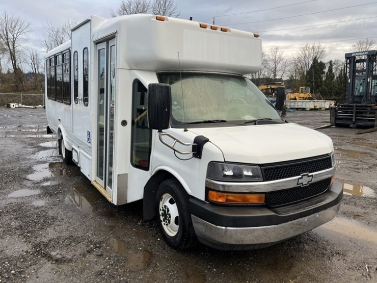 2015-chevrolet-express-paratransit-bus-image-2