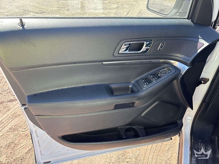 2016-ford-explorer-image-12