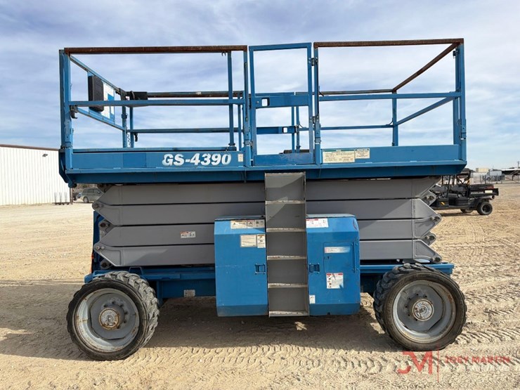 2013-genie-gs-4390-rough-terrain-scissor-lift-image-6