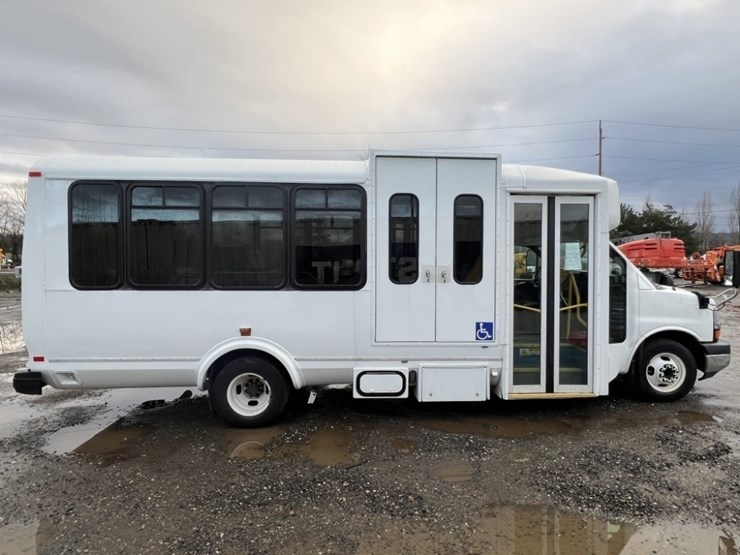 2015-chevrolet-express-paratransit-bus-image-3