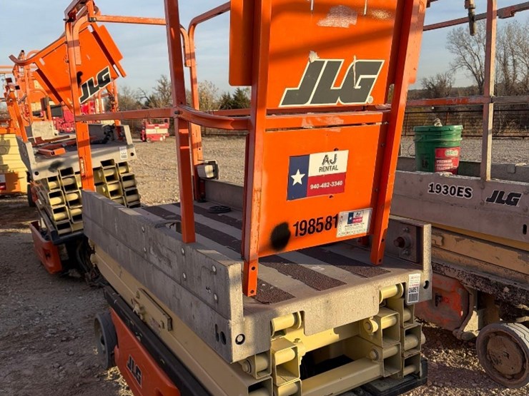 2010-jlg-1930es-image-1