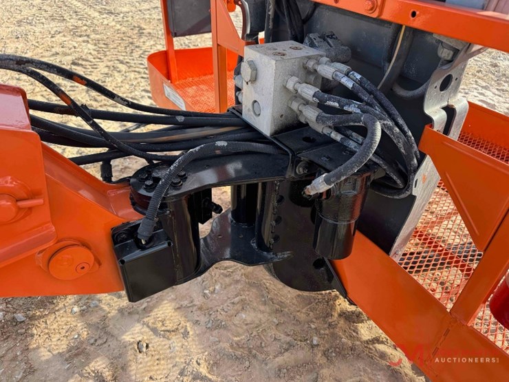 2013-jlg-800s-image-11