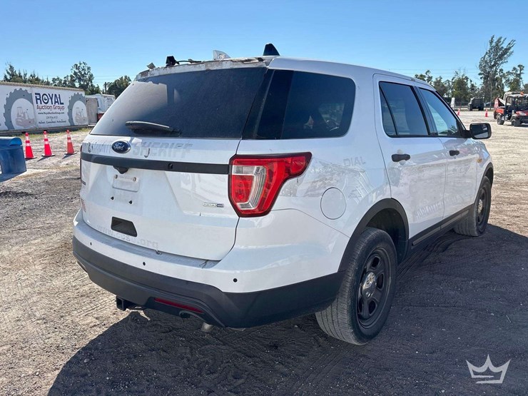 2016-ford-explorer-image-3