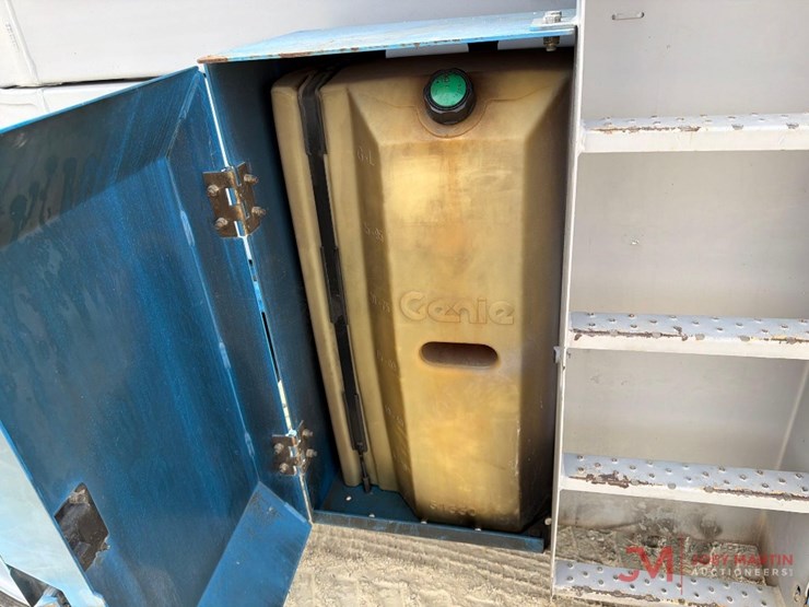 2013-genie-gs-4390-rough-terrain-scissor-lift-image-14