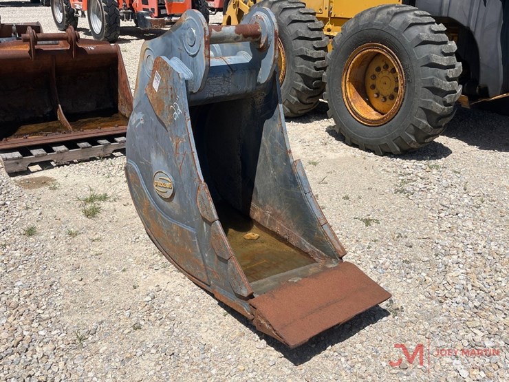 strickland-22"-excavator-tooth-bucket-w/-welded-on-sand-foot-image-1