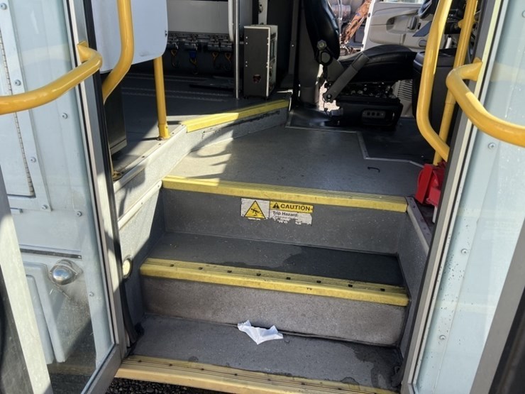 2014-chevrolet-express-paratransit-bus-image-28