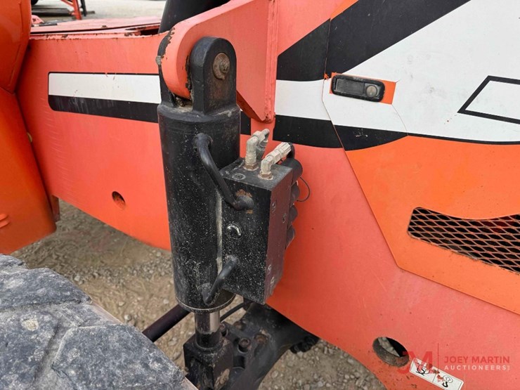 2015-jlg-8042-image-11