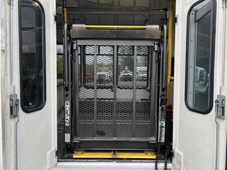 2014-chevrolet-express-paratransit-bus-image-18