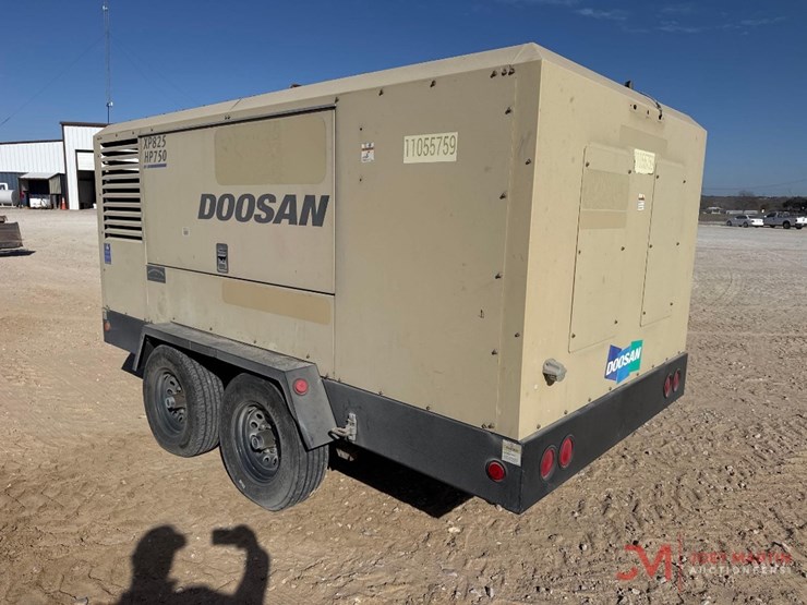 2020-doosanxp825hp-750-towable-air-compressor-image-3