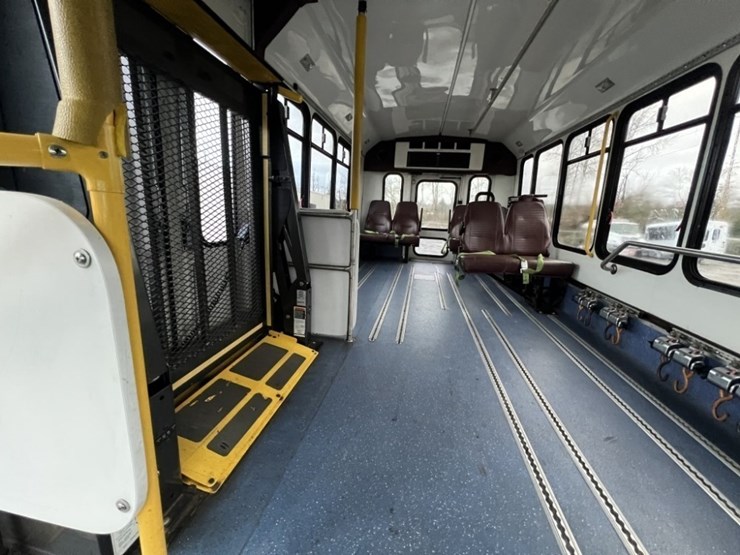 2015-chevrolet-express-paratransit-bus-image-27