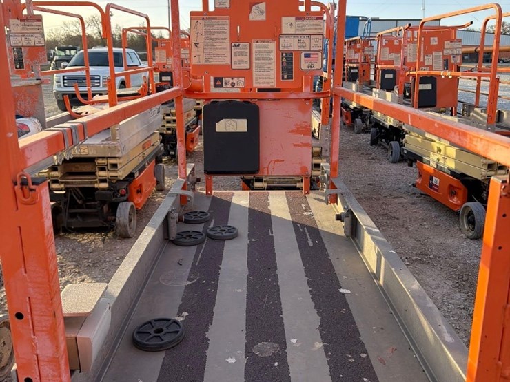 2010-jlg-1930es-image-9