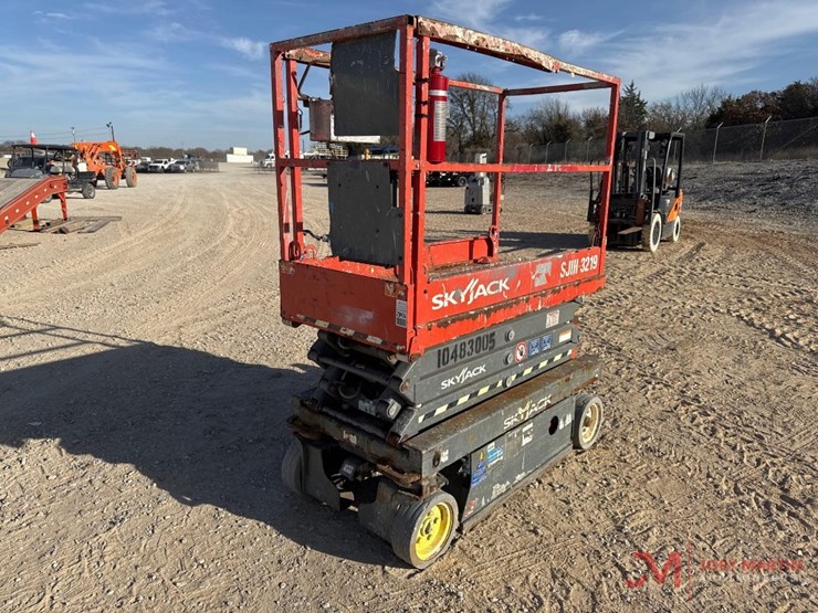 2016-skyjack-sj3219-electric-scissor-lift-image-4