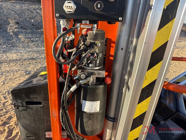 2019-snorkel-ul25-electric-man-lift-image-8