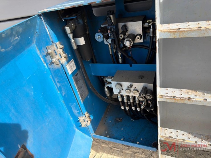 2013-genie-gs-4390-rough-terrain-scissor-lift-image-10