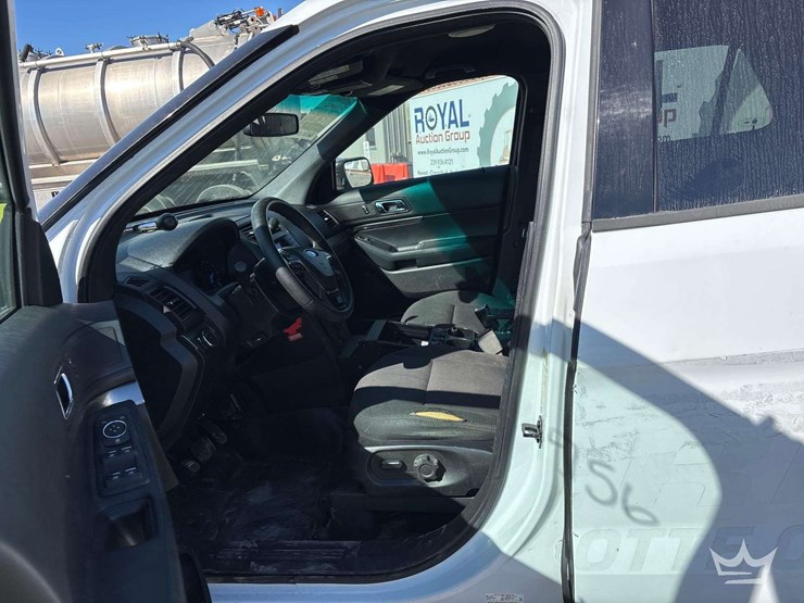 2016-ford-explorer-image-11