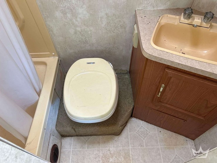 2003-coachmen-catalina-sport-220rk-class-c-motorhome-image-26