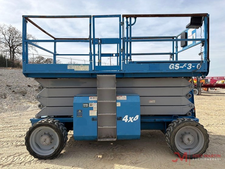 2013-genie-gs-4390-rough-terrain-scissor-lift-image-2