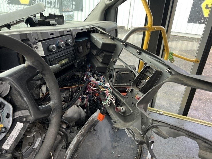 2014-chevrolet-express-paratransit-bus-image-21