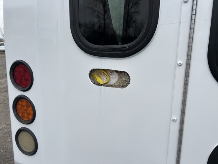 2014-chevrolet-express-paratransit-bus-image-21