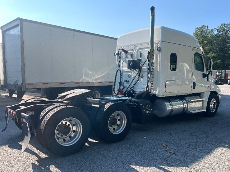 2019-freightliner-cascadia-125-image-2