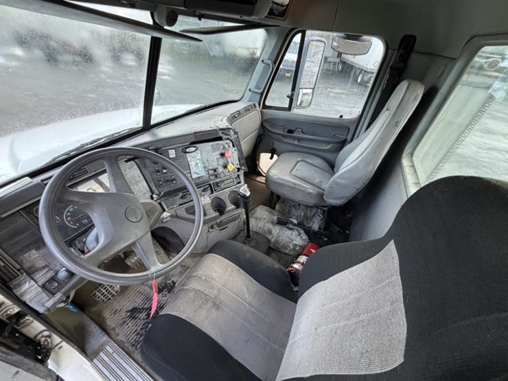 freightliner-s/a-truck-tractor-image-22