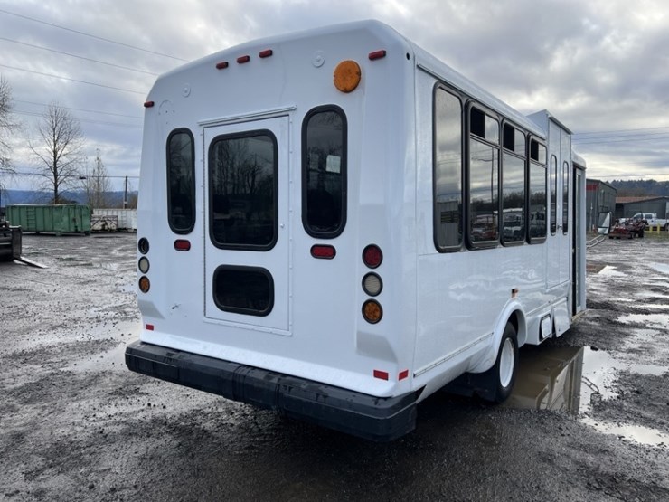 2014-chevrolet-express-paratransit-bus-image-4