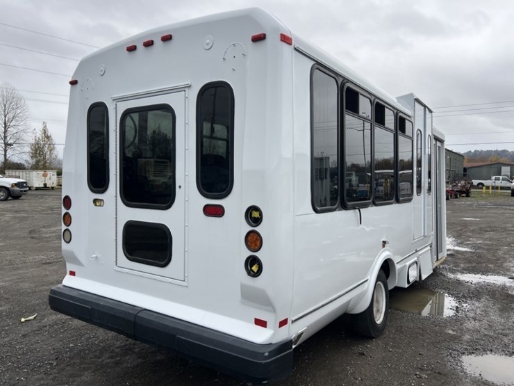 2014-chevrolet-express-paratransit-bus-image-4