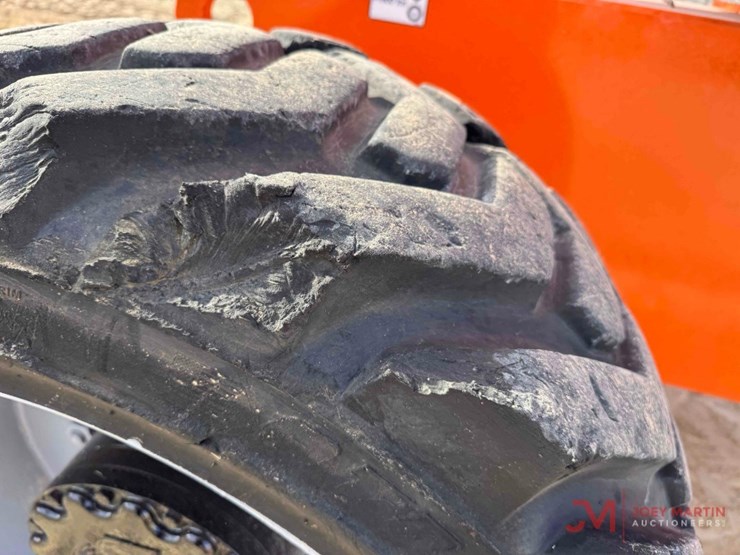 2013-jlg-800s-image-16