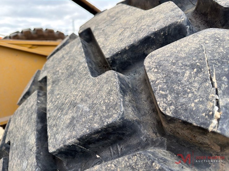 caterpillar-745-image-17