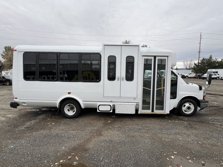 2014-chevrolet-express-paratransit-bus-image-3