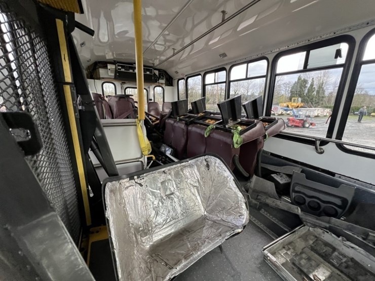 2014-chevrolet-express-paratransit-bus-image-25