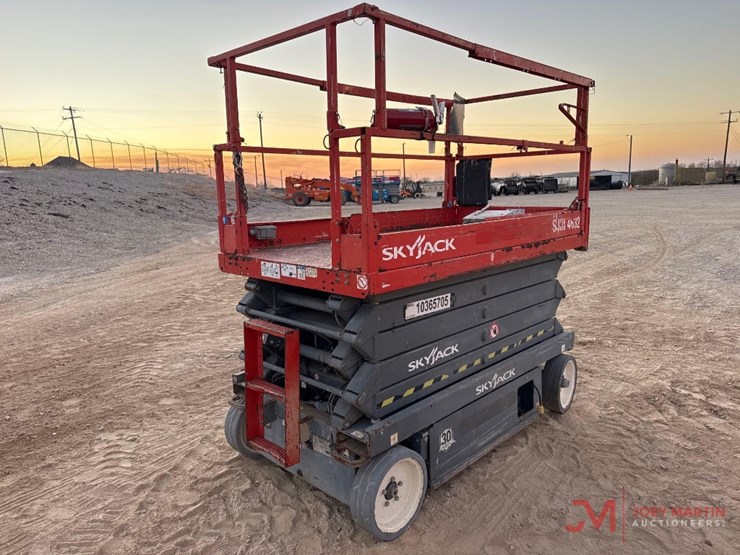 skyjack-sj4632-electric-scissor-lift-image-2