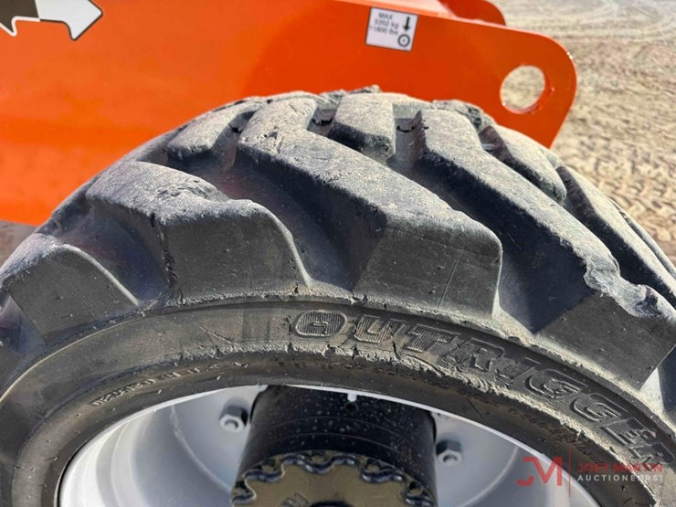 2013-jlg-800s-image-10