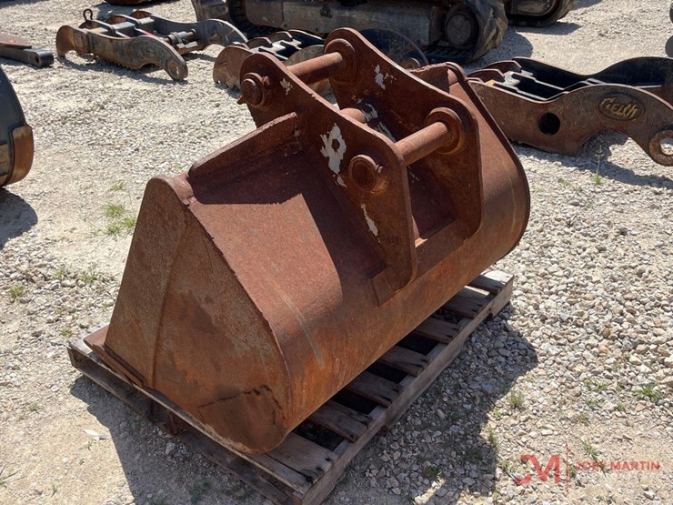 strickland-48"-smooth-excavator-bucket-w/-bolt-on-cutting-edge-image-3