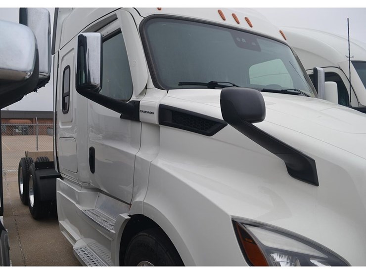 2022-freightliner-cascadia-116-image-2