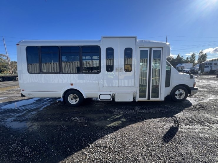 2014-chevrolet-express-paratransit-bus-image-3