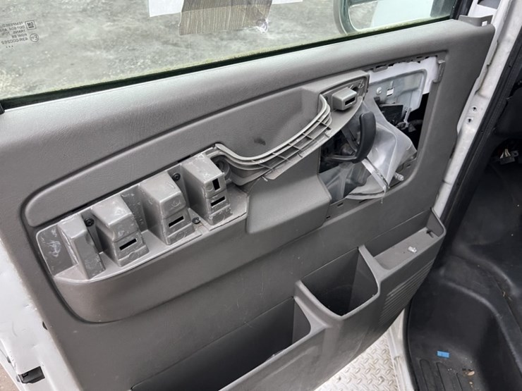 2014-chevrolet-express-paratransit-bus-image-28