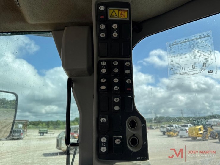 2012-caterpillar-140m2-image-23