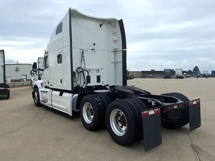 2022-peterbilt-579-image-3