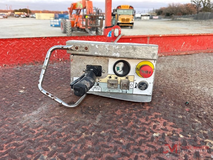 2015-skyjack-sj4632-electric-scissor-lift-image-10