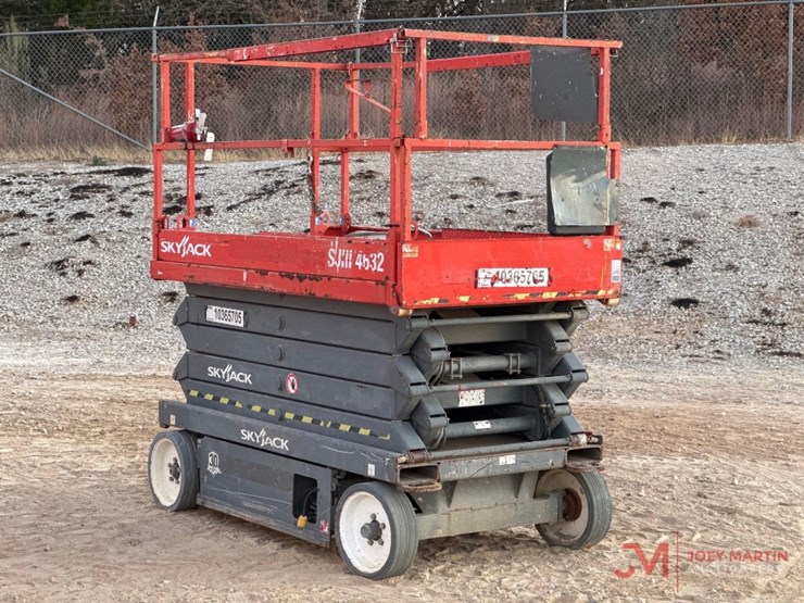 skyjack-sj4632-electric-scissor-lift-image-1