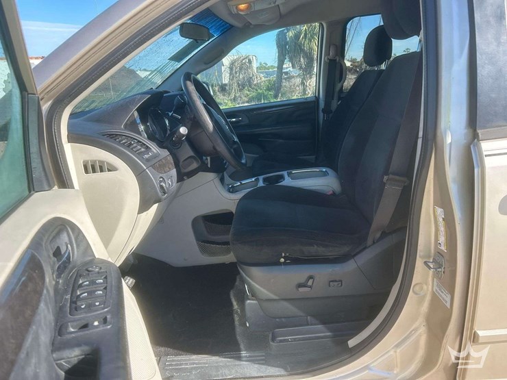 2016-dodge-grand-caravan-image-11